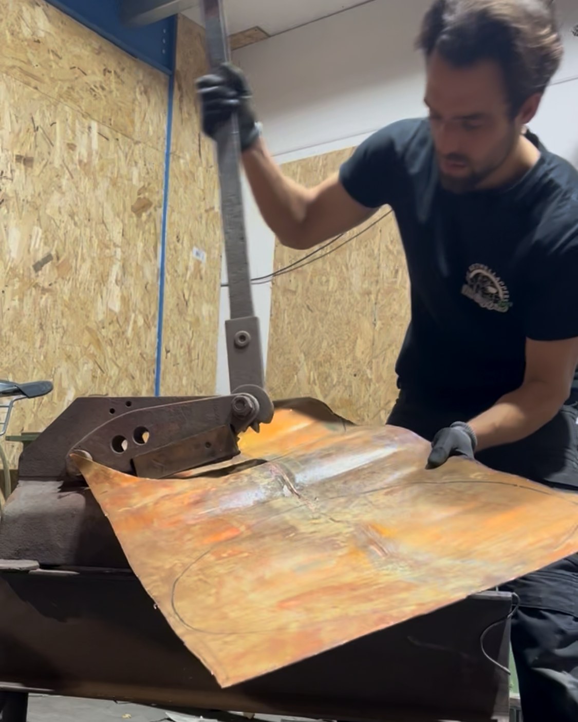 Het blad wordt afgetekend en uitgeknipt.