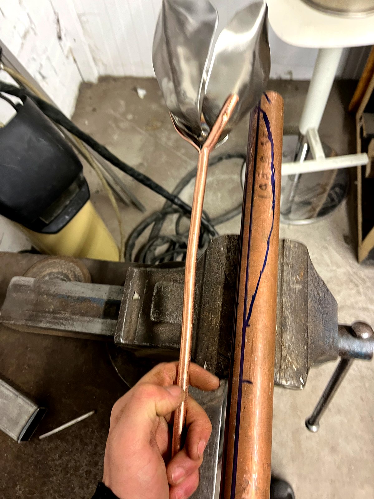 De koperen stelen worden op maat gemaakt, ingesneden en met de hand gebogen. — foto 2